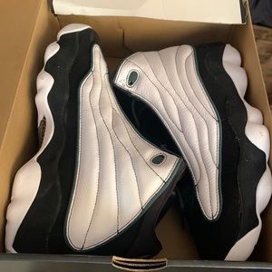 Green Jordan pro strong 10.5 lightly worn (2 times at most)